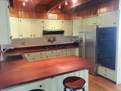 First Light Cottage - Large kitchen w/double ovens, gas stovetop, dishwasher, breakfast bar.