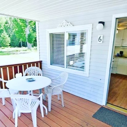 Table and Chairs on the porch of The Wallace Apartment