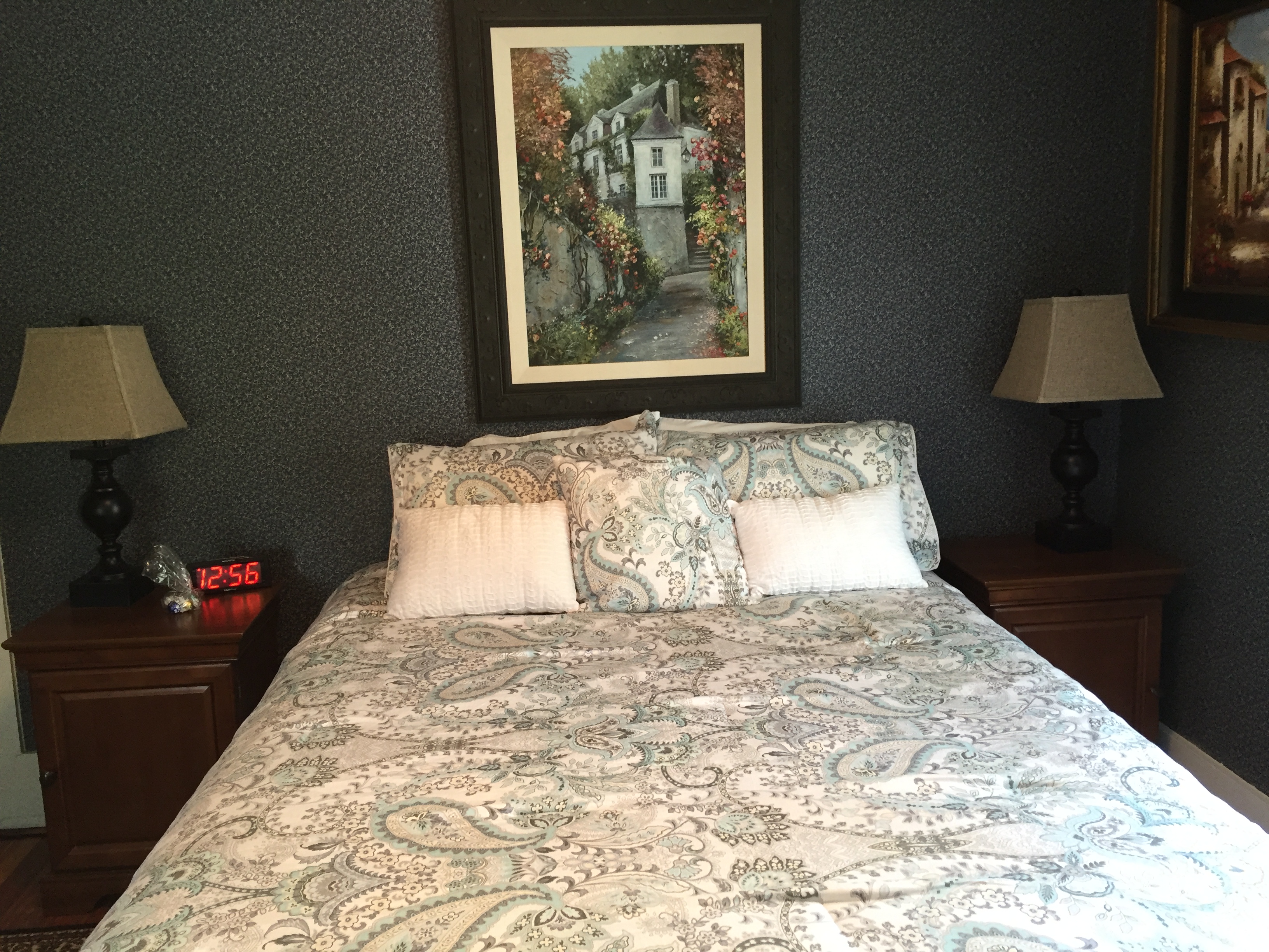Room 3 - Queen bed / private bath