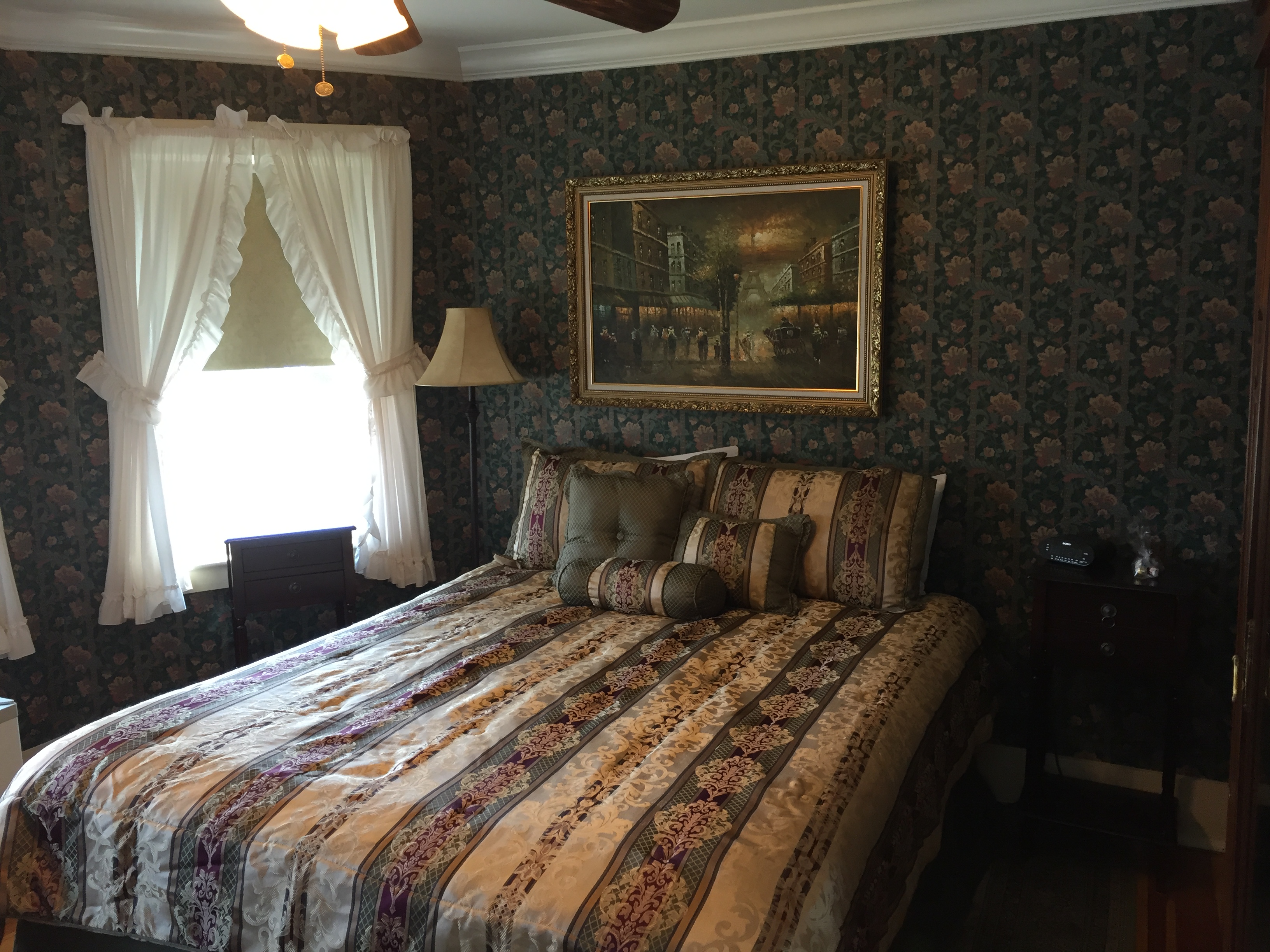 Room 2 - Queen bed / private bath