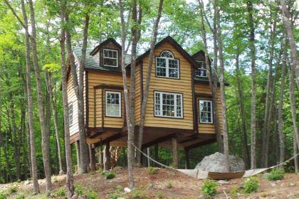 treehouse in Maine