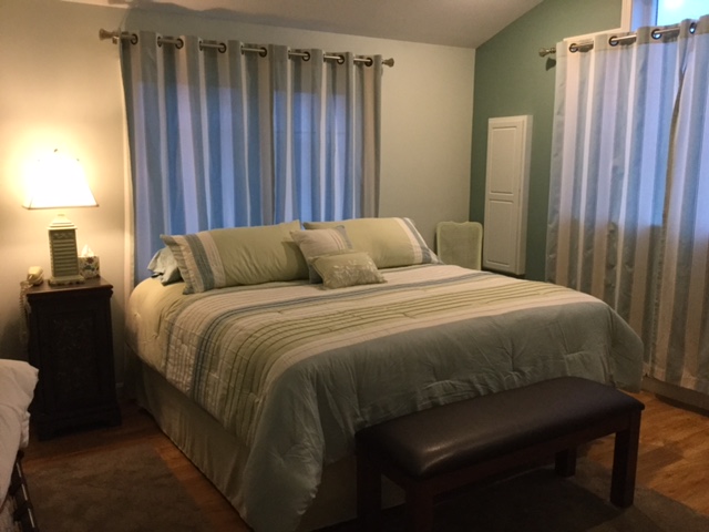 Master Bedroom
1 King Bed