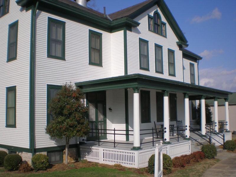 Historic Barnhardt Hall Vacation Rental Tennessee River Valley